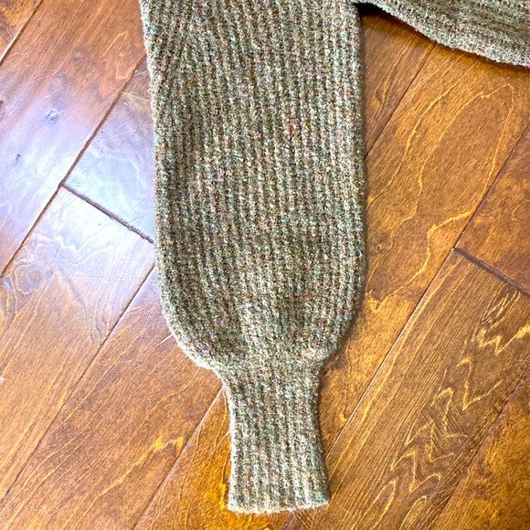 Olivaceous Cropped Button Down Sweater Cardigan Size Medium NWT - Picture 4 of 5